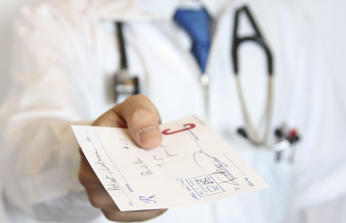 Le médecin prescrit un traitement pour les problèmes de puissance après 50 ans.
