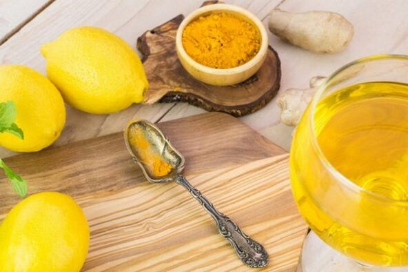 Boire avec du citron, du gingembre et du curcuma pour améliorer la puissance.
